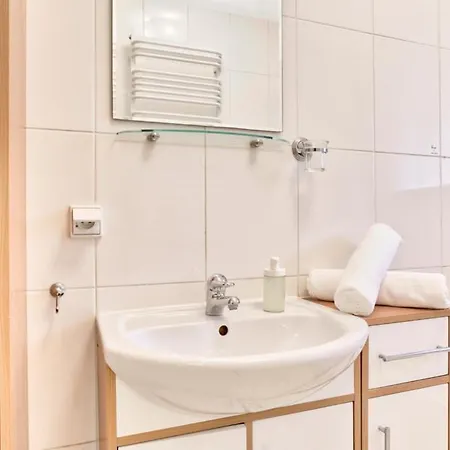 Tyzenhauz Lobzowska Street Apartment Krakow