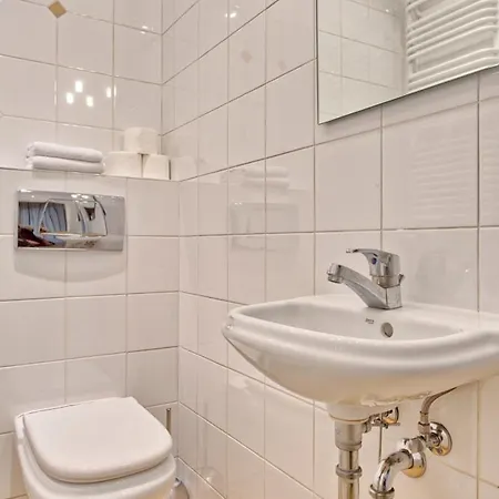 Tyzenhauz Lobzowska Street Apartment