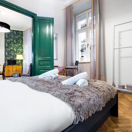 Tyzenhauz Lobzowska Street Apartment