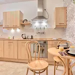 Tyzenhauz Lobzowska Street Apartman *